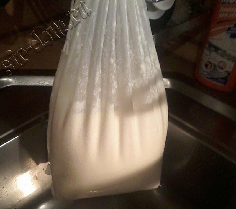творог из молока рецепт с фото - подвешиваем для стекания сыворотки